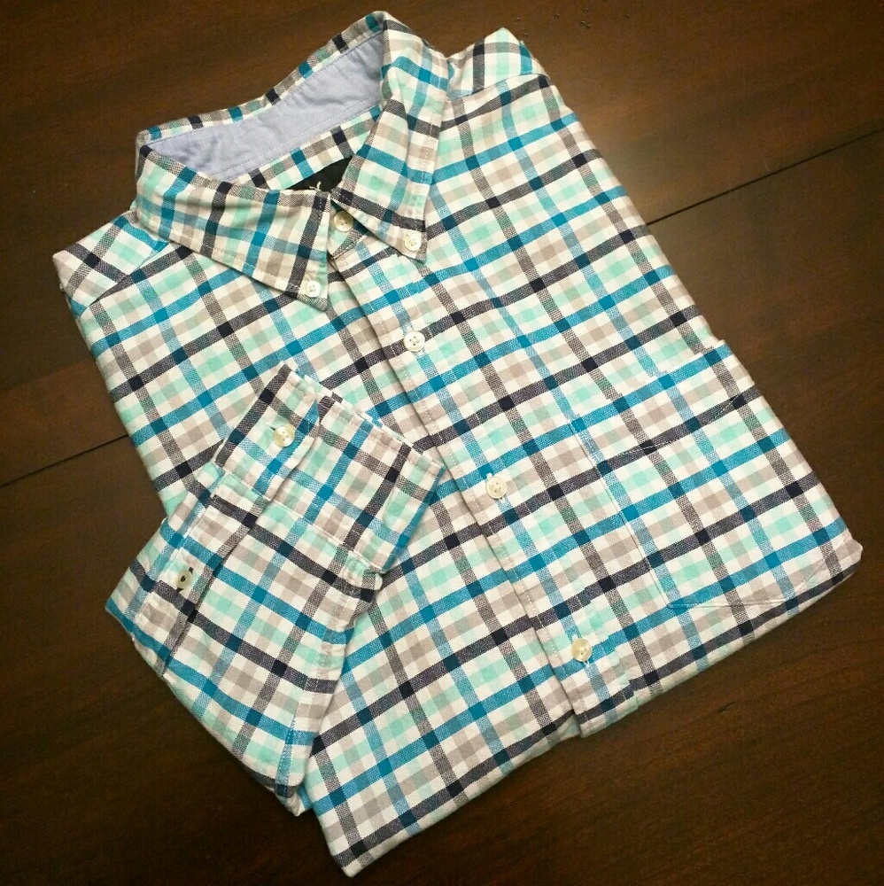 American Eagle Classic Fit Button Down - Large